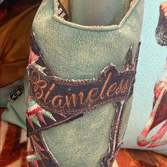 Laredo Women's Embroidered Mules - Teal and Black
Blameless
9.5 - Picture 3 of 9